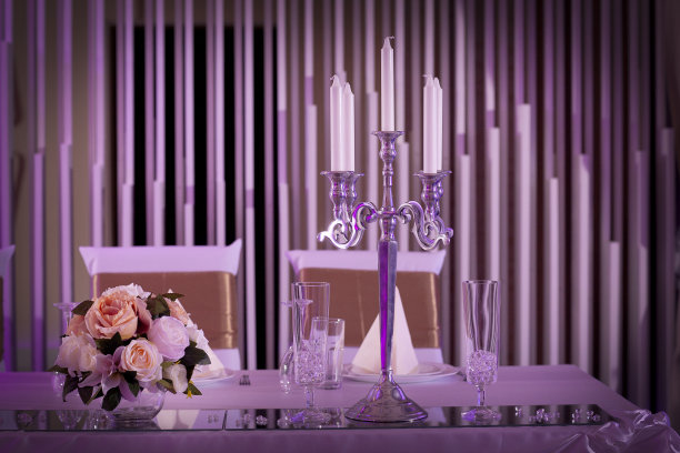 正式的婚礼地点设置在长桌的背景与烛台图片下载