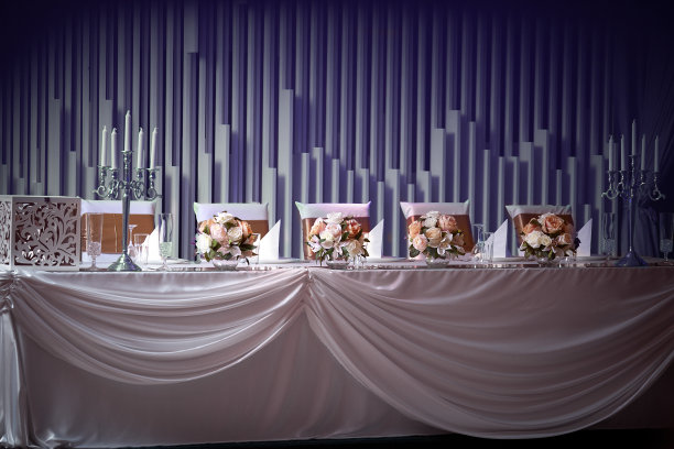 正式的婚礼地点设置在长桌的背景与烛台图片下载
