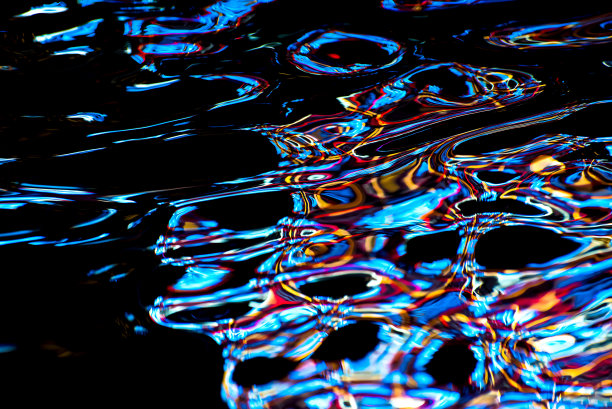 抽象的水反射彩色水涟漪图片下载