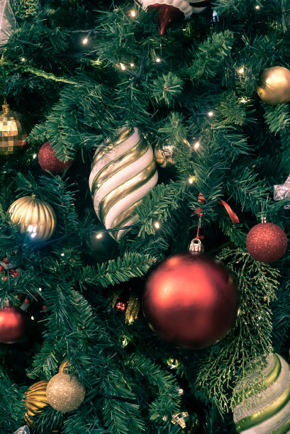 美丽的圣诞树与装饰品装饰图片下载