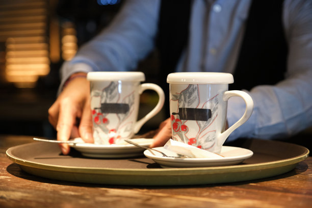 侍者把两杯茶放在托盘上图片下载