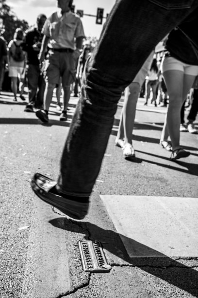 布里斯托尔的一名男子跨过了弗吉尼亚州和田纳西州的州界线图片下载