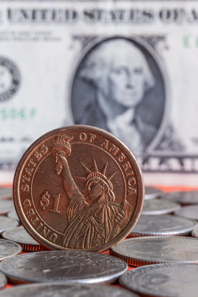 А一美元硬币的背景是一个美元纸币的碎片图片下载