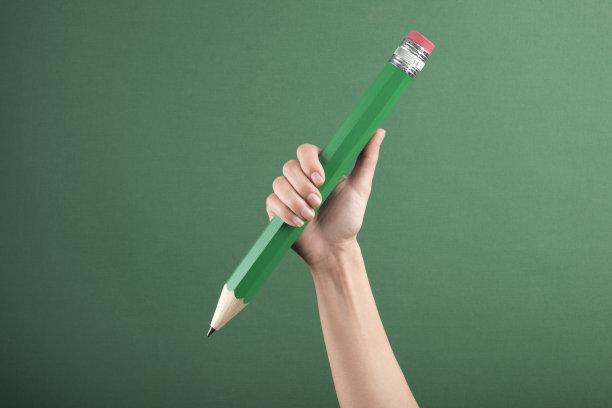 手握巨大的铅笔图片下载