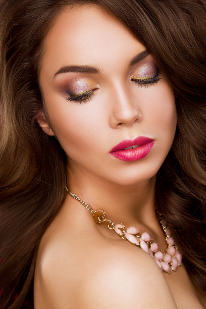 女孩时尚模特明亮的妆容和指甲上的红色美甲，嘴唇。珠宝饰品。白色背景。别致的波浪发，关怀图片下载