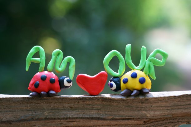 橡皮泥制成的两只瓢虫雕像。图片下载