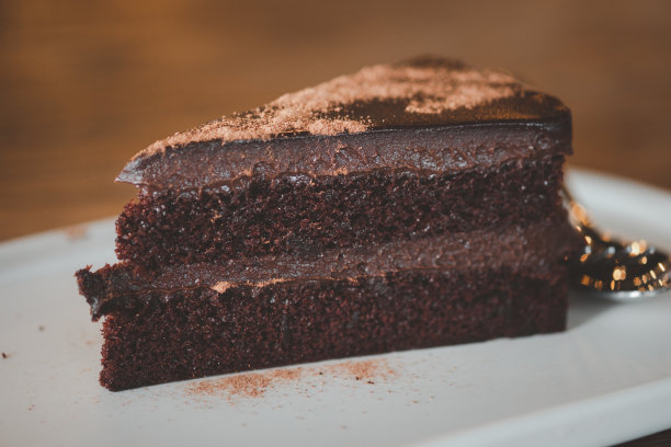 咖啡馆里的巧克力软糖蛋糕。有选择性的重点图片下载