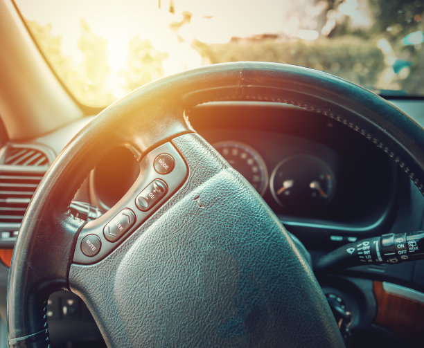 带有音频控制的现代SUV方向盘图片下载