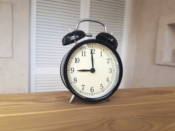 老式闹钟，木制背景图片下载