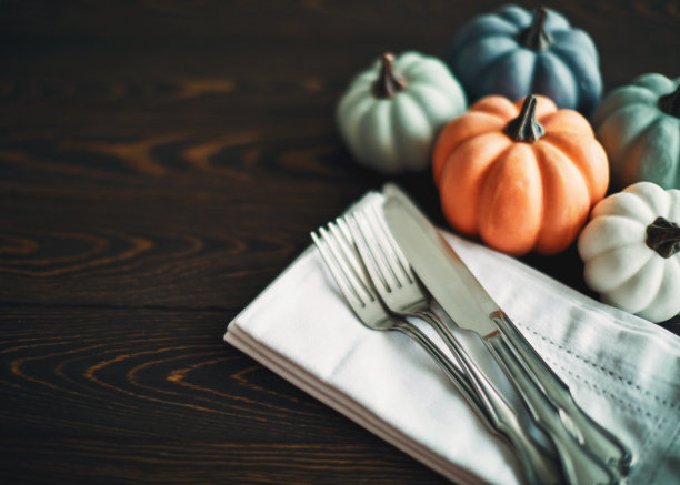 感恩节餐桌背景与南瓜和银餐具图片下载