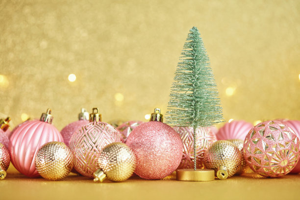 闪闪发光的圣诞背景与粉红色和金色的装饰和圣诞树图片下载