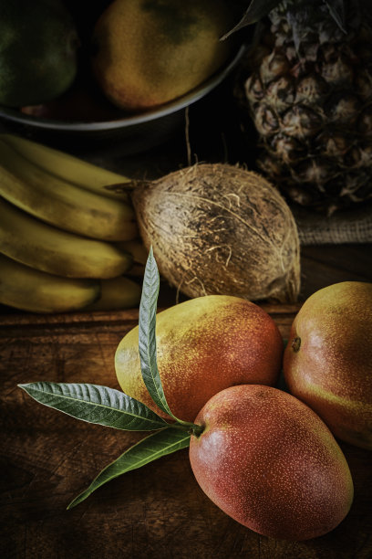 在一个质朴的厨房里，一组成熟的热带水果放在桌子上图片下载