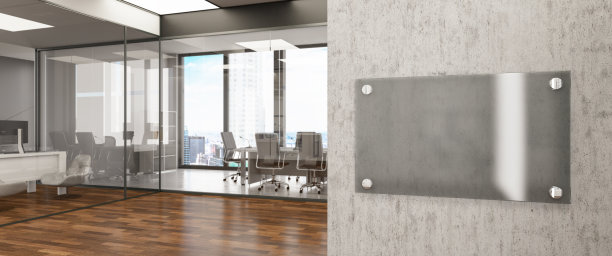 空白玻璃铭牌标志与办公室全景图片下载