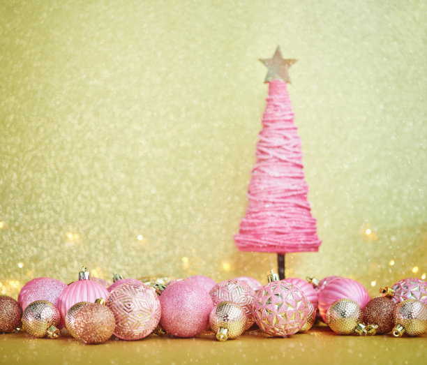 闪闪发光的圣诞背景与粉红色和金色的装饰和粉红色的圣诞树图片下载