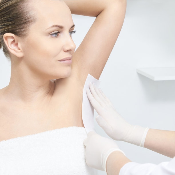 不必要的毛蜡脱毛。年轻的女人。美容院治疗程序。家盈图片下载