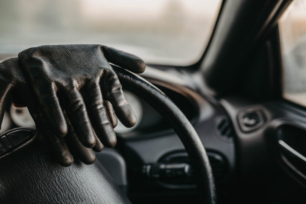 司机的手套放在方向盘上图片下载