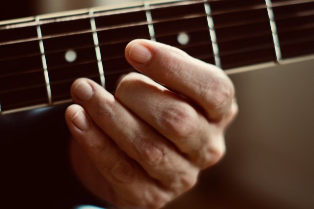 近距离弹奏原声吉他的手图片下载