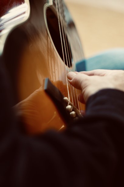 近距离弹奏原声吉他的手图片下载