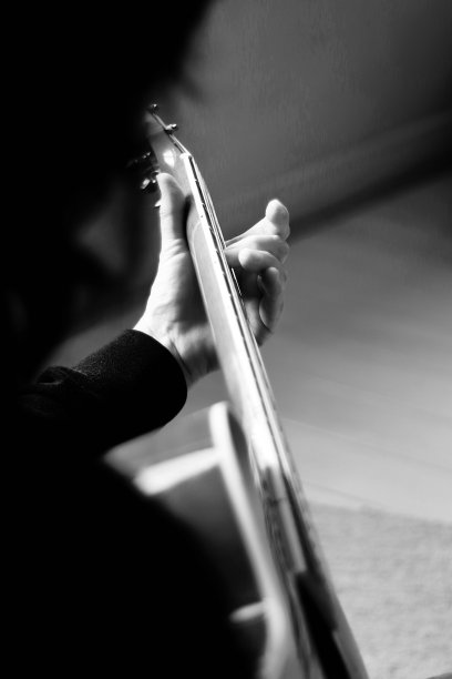 近距离弹奏原声吉他的手图片下载