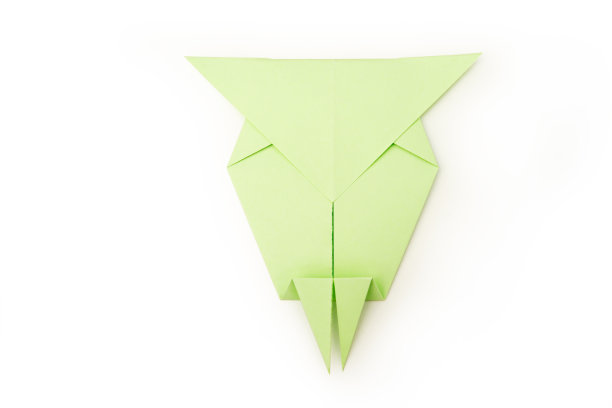 如何折纸猫头鹰。孩子们的艺术项目。DIY的概念。一步一步的照片说明。图片下载