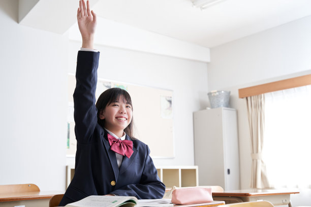 一名日本初中女生在教室里举手图片下载