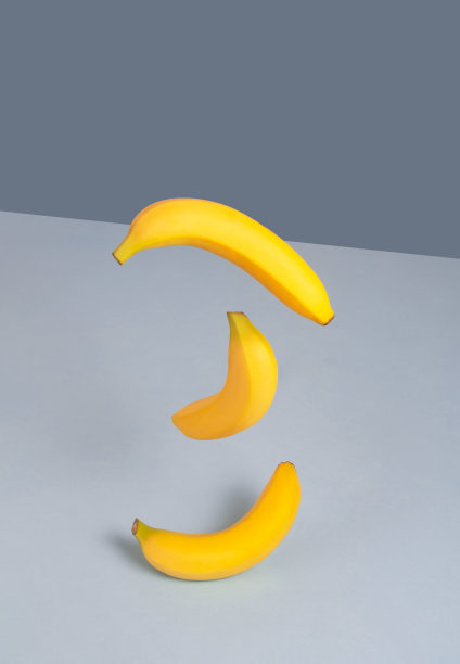 蓝色背景上的黄色香蕉。简约的概念图片下载