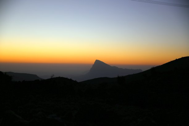 阿曼萨玛高地，贾巴尔阿赫达尔山背光山峰的日落色彩图片下载