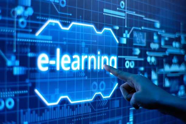 一只手按在一个未来的在线学习显示器上图片下载