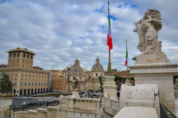 意大利，罗马——2020年12月:罗马最美丽的广场之一是人民广场——人民广场上挤满了人和游客图片下载