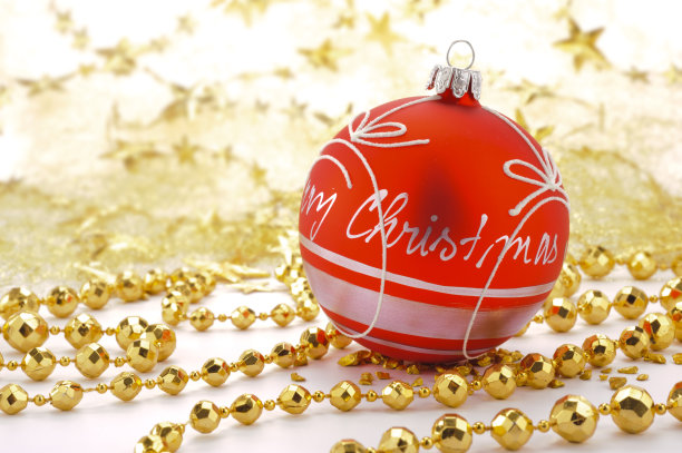 用小装饰品和项链装饰的圣诞节装饰品图片下载