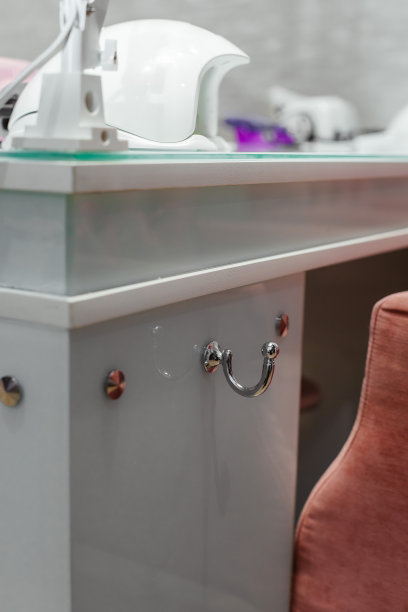 美甲和足疗沙龙与彩色的指甲油在一排白色的背景。图片下载