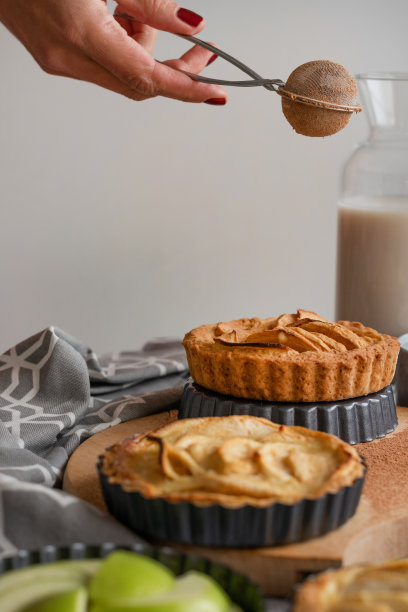 准备吃苹果派在灰色的背景图片下载