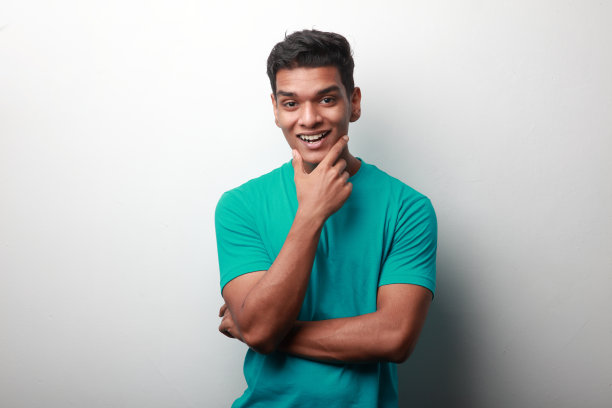 一个年轻的印度裔男子的肖像，脸上带着微笑图片下载