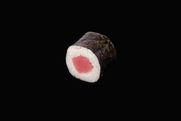 细麻卷与金枪鱼孤立在黑色图片下载