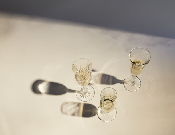 香槟酒杯的影子投射在桌子上图片下载