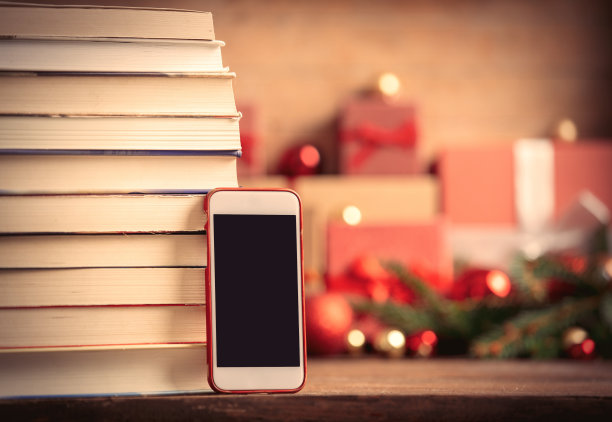 一堆书和手机和圣诞礼物的背景图片下载