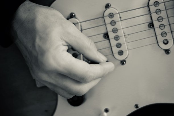 近距离的手弹吉他图片下载