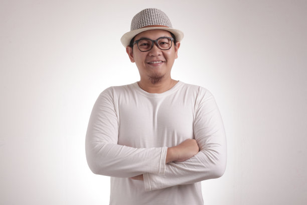 年轻的亚洲人幸福地微笑，双臂交叉图片下载