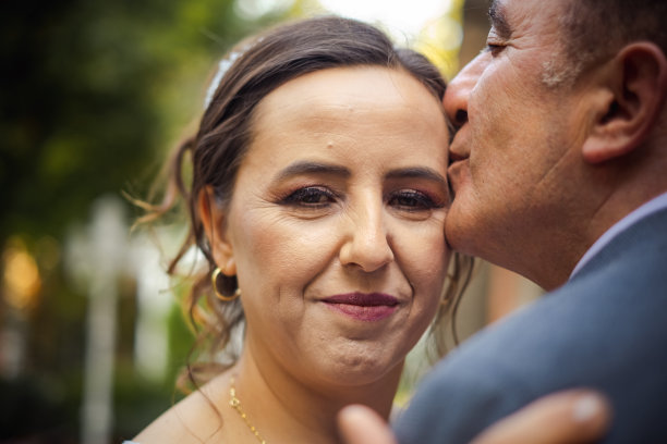 成熟的成人夫妇的婚礼图片下载