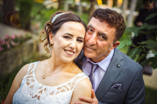 成熟的成人夫妇的婚礼图片下载