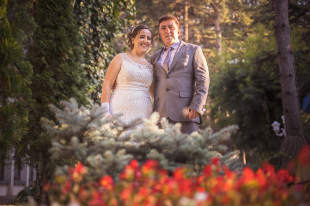 成熟的成人夫妇的婚礼图片下载