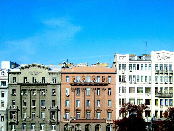 秋日蓝天老城中心主街建筑立面装饰图片下载