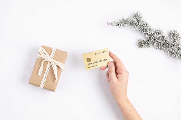 网上圣诞购物概念与礼品盒，键盘和黄金信用卡图片下载