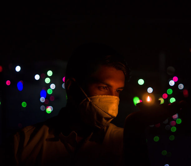 戴着医用面具庆祝排灯节的男子图片下载