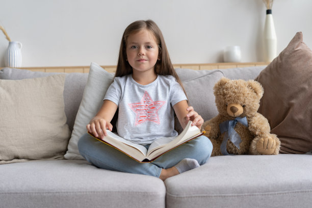 小女孩在家里看书。远程教育，家庭教育。自我隔离的概念。图片下载