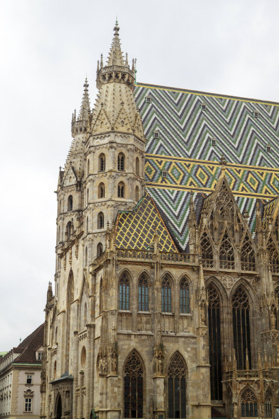 五颜六色的屋顶与几何图案的圣斯蒂芬大教堂在奥地利维也纳图片下载