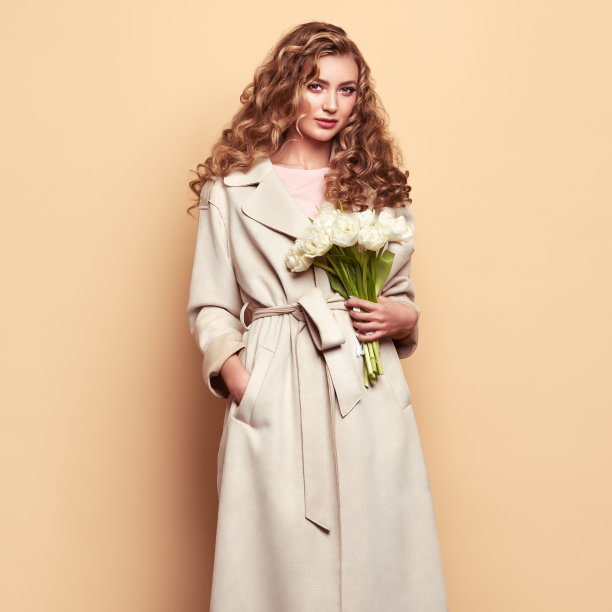 穿着白色春装的年轻女子图片下载