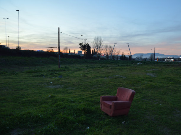 孤独的红色户外扶手椅旁边的高速公路，西班牙格拉纳达图片下载