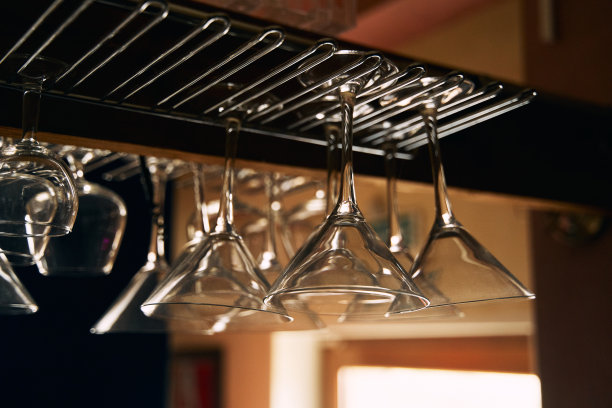 咖啡馆里的透明酒杯。近距离图片下载