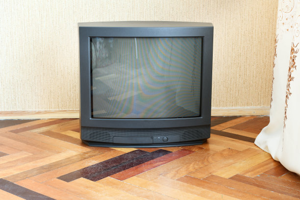 老式电视机摆放在镶木地板上，这是房子里的旧设计。图片下载